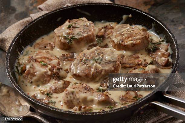 schweinefilet medaillon medaillons in einer cremigen pilzsauce - schweinelende stock-fotos und bilder