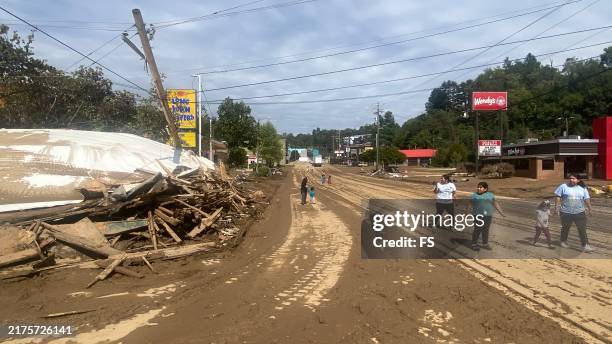 aftermath of hurricane helene near biltmore village in asheville, nc - helene stock-fotos und bilder