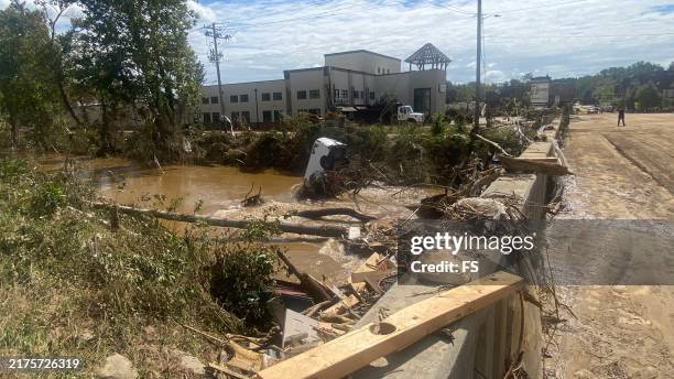 aftermath of hurricane helene near biltmore village in asheville, nc - helene stock-fotos und bilder