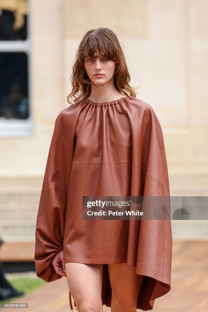 Gabriela Hearst: Runway - Paris Fashion Week - Womenswear Spring-Summer 2025