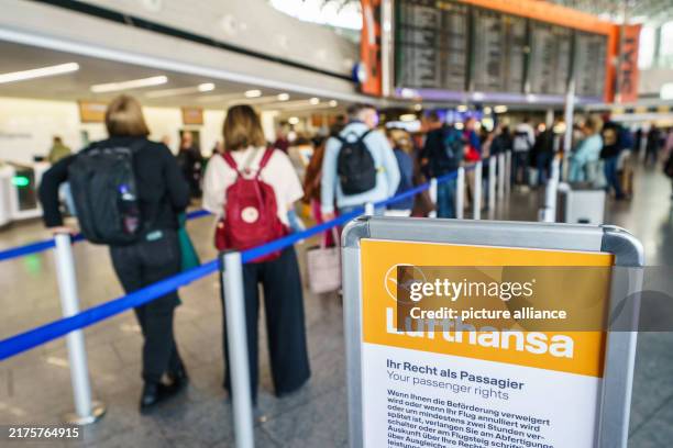 October 2024, Hesse, Frankfurt/Main: Travelers queue at the Lufthansa airline counter in Terminal 1. A technical fault at German air traffic control...