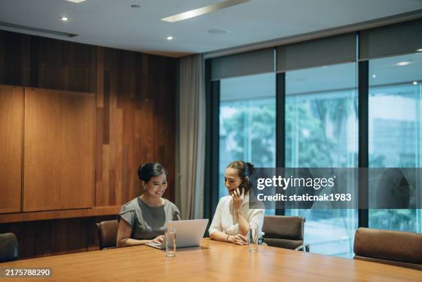 marketing team financial business analysis meeting office - hoger management stockfoto's en -beelden