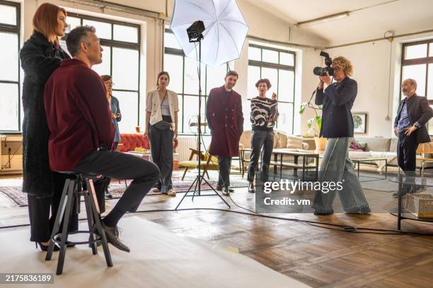 diverse models und crew bei der vorbereitung des fotoshootings - fotosession stock-fotos und bilder