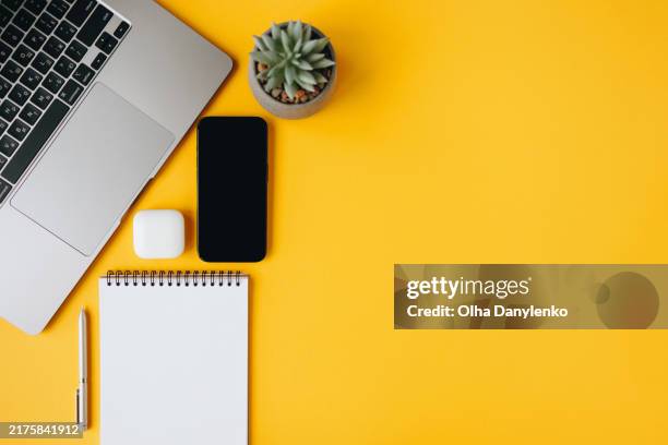 flat lay photo of neatly organized workspace - table top view stock pictures, royalty-free photos & images