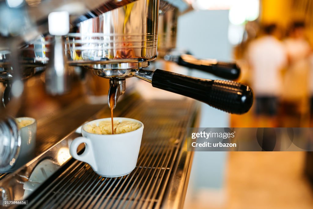 喫茶店でカップに注がれるコーヒー