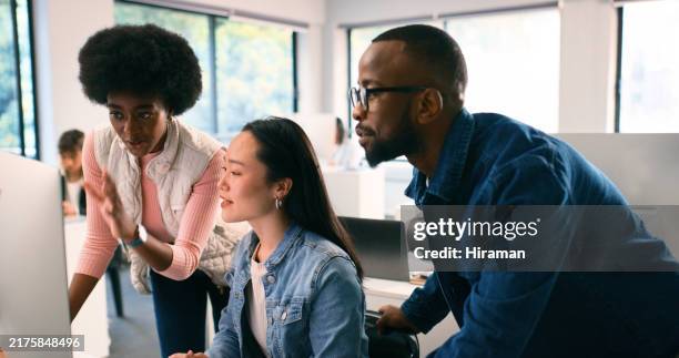 vielfältige gruppe von studenten, die sich mit mint-vorlesungen in einem modernen klassenzimmer beschäftigen - initiative stock-fotos und bilder