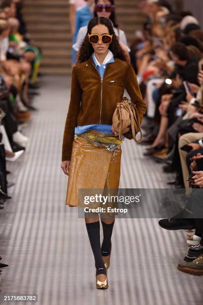 Paris Ii Model 1,534,935 Paris Fashion Week Runway Photos Stock Photos, High-Res ...