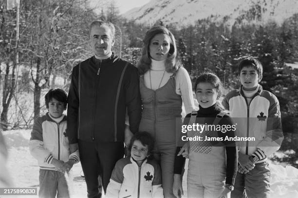 Le Shah d'Iran avec sa femme Farah Diba et leurs enfants (de gauche à droite : Ali Reza Pahlavi , Leila Pahlavi Farahnaz Pahlavi et Reza Pahlavi , à...