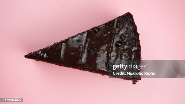 flat lay of brownie chocolate cake on pink table - black forest cake stock pictures, royalty-free photos & images
