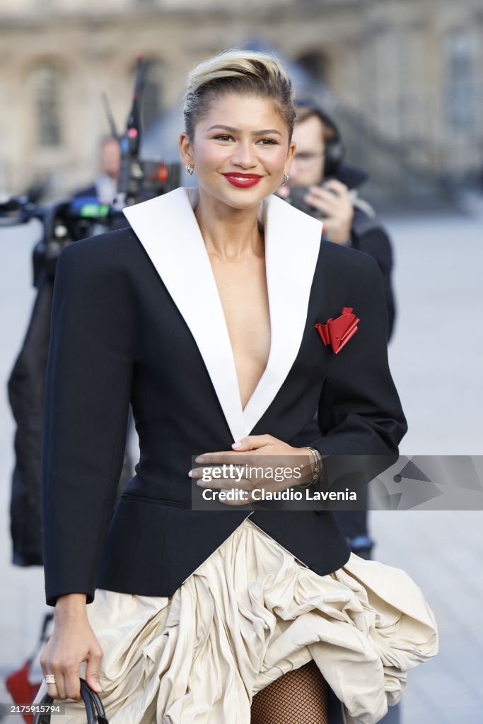 Street Style - Paris Fashion Week - Womenswear Spring/Summer 2025 - Day Nine
