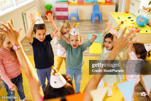 kinder feiern geburtstag im kindergarten - kindergeburtstag stock-fotos und bilder