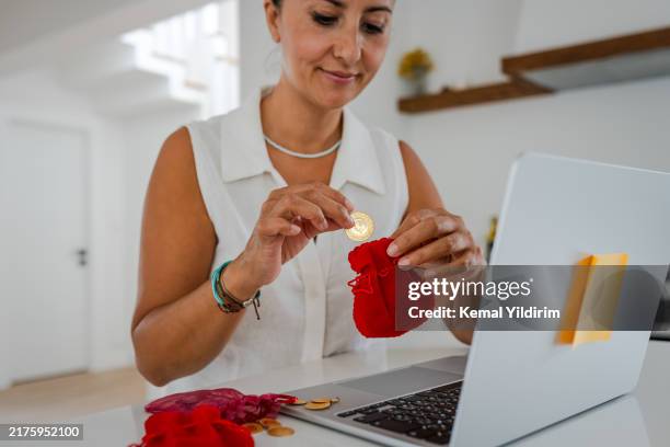 geschäftsfrau, die gold zum sparen hält - gold edelmetall stock-fotos und bilder