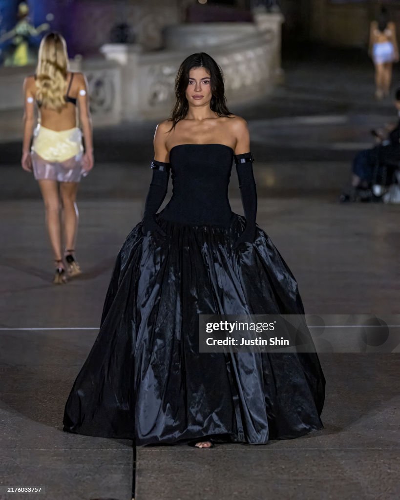 Coperni: Runway - Paris Fashion Week - Womenswear Spring-Summer 2025