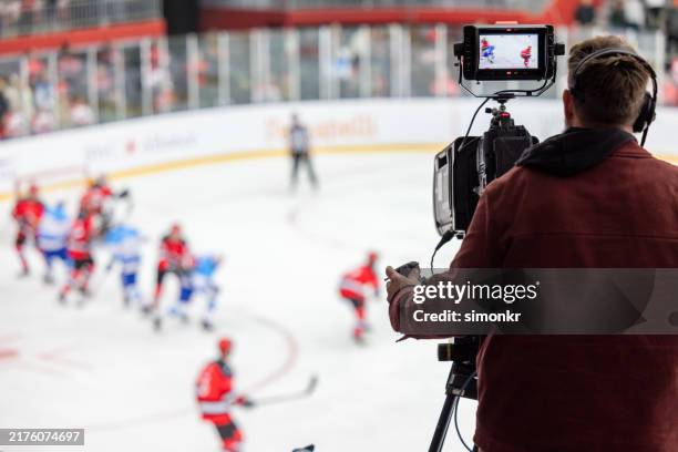 cameraman che filma una partita di hockey su ghiaccio dal vivo - cameraman foto e immagini stock