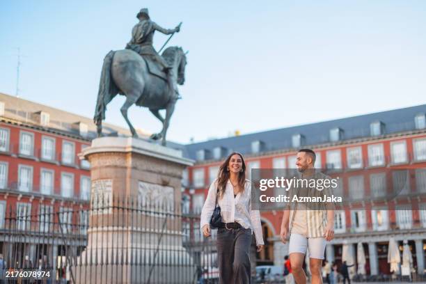 coppia ispanica che si gode la plaza mayor a madrid - madrid foto e immagini stock
