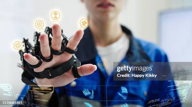 femme ingénieure développeuse dans un prototype de bras robotique démontrant avec une animation holographique futuriste affiche la précision en réalité virtuelle et mixte contrôlant des objets virtuels symboles liés à la robotique, aux systèmes d - membres du corps humain photos et images de collection