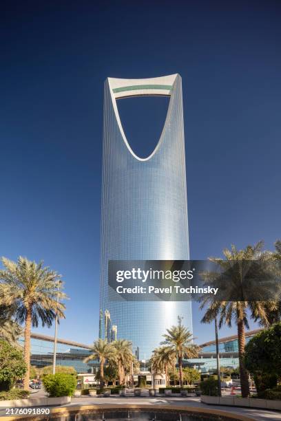 kingdom centre tower, the first skyscraper in riyadh, completed. in 2002 - riyad photos et images de collection