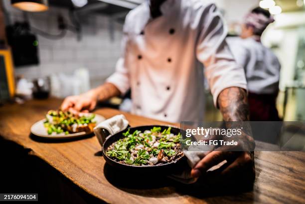 chef preparando platos en el restaurante - fuente para servir comida fotografías e imágenes de stock