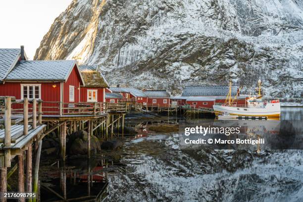 reine rorbu cabins and reinebringen mountain, lofoten islands, norway - lofoten-en-vesterålen stockfoto's en -beelden