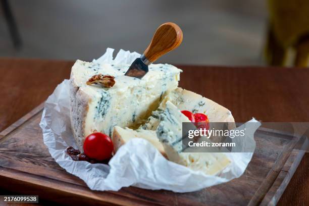 gorgonzola-käse auf holz-board - blauschimmelkäse stock-fotos und bilder
