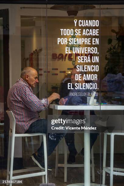 a date displayed in the coffee shop window - table font view stock pictures, royalty-free photos & images