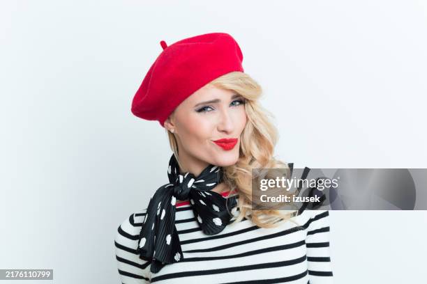 sensuale biondo donna con francese berretto rosso - basco foto e immagini stock