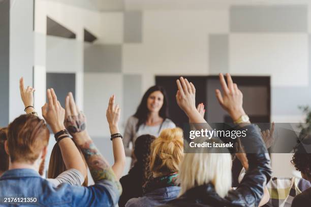 estudiante votar seminario, elevar las manos - alzar la mano fotografías e imágenes de stock