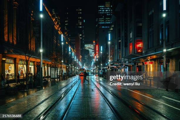 a rainy winter night george street, sydney, new south wales - strada urbana foto e immagini stock