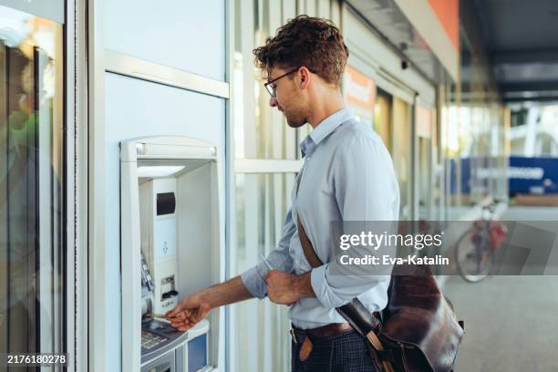 Atm Machine Withdraw 5,306 Atm Us Stock Photos, High-Res Pictures, and Images - Getty Images