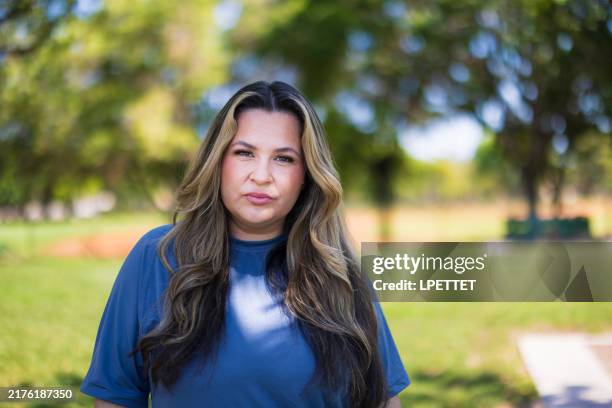 porträt-aufnahme im außenbereich - würdigung stock-fotos und bilder