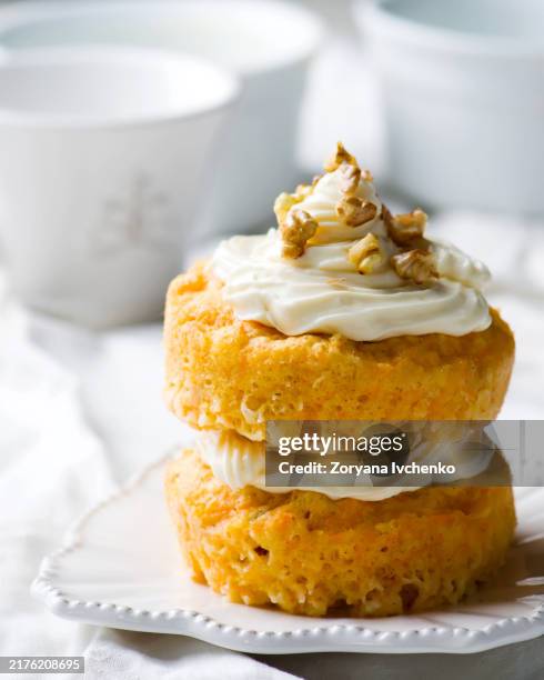 mug cake prepared in microwave - facilité photos et images de collection