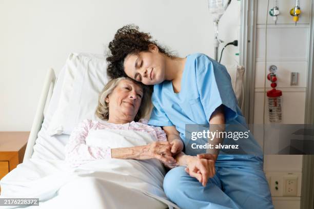 infermiera che fornisce assistenza emotiva a un paziente anziano - rapporto medico paziente foto e immagini stock