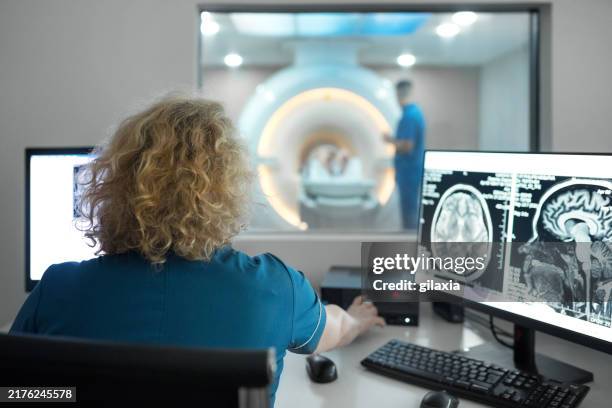 kontrollraum für mrt-scan-verfahren. - hirntumor stock-fotos und bilder