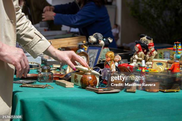 making purchases at the flea market - rommelmarkt stockfoto's en -beelden