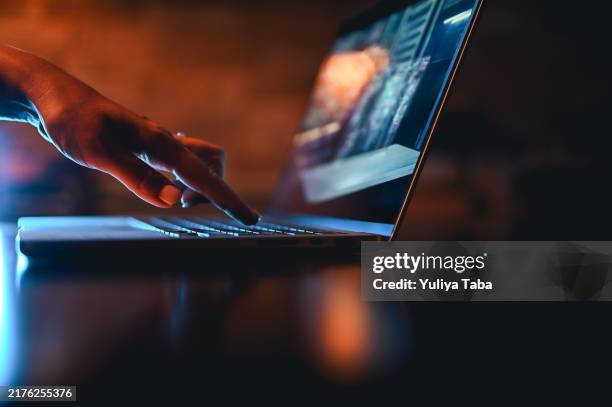 mani digitando sulla tastiera del computer - sistemi di sicurezza foto e immagini stock