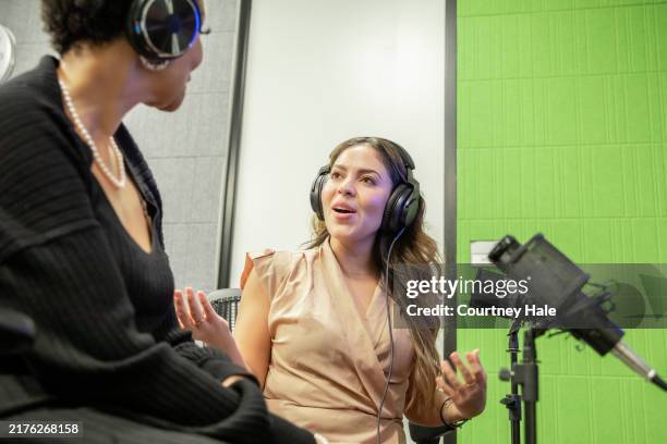 professional content creator interviews a guest on her podcast - radio show stock pictures, royalty-free photos & images