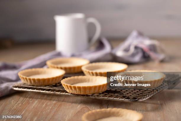 vegan certified short crust pastry tarts. - shortcrust pastry stock pictures, royalty-free photos & images