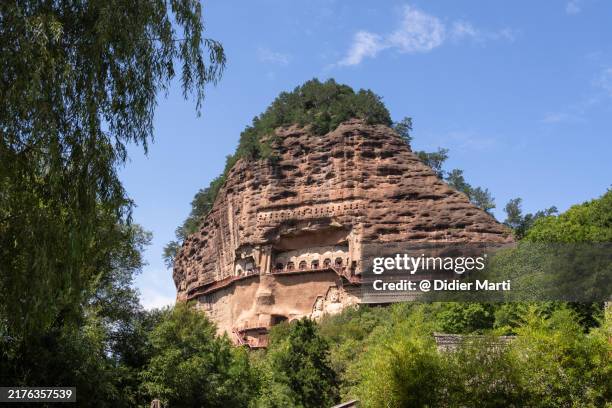 maijishan grottoes in china - grotte stock-fotos und bilder