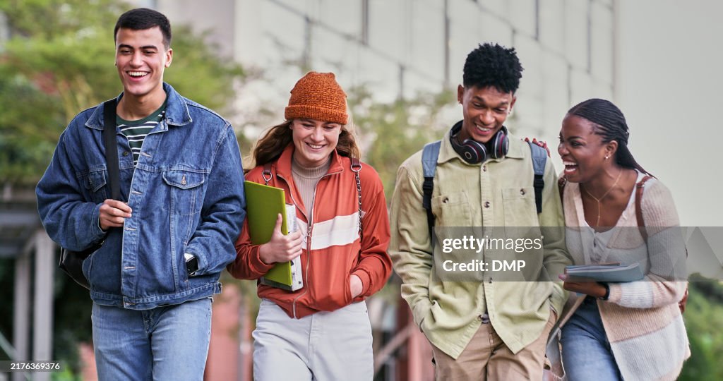 Grupo, estudiantes universitarios y al aire libre con amigos, charla y diversidad para caminar en el campus. Las personas, la felicidad y el hablar para la educación, el desarrollo y la beca para el aprendizaje, la universidad o la escuela