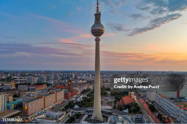 fernsehturm berlin, tv tower, berlin, germany - centre historique de berlin photos et images de collection