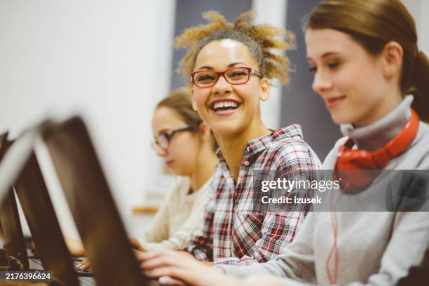 afro american woman in computer programming class and smiling - computer training classes stock pictures, royalty-free photos & images