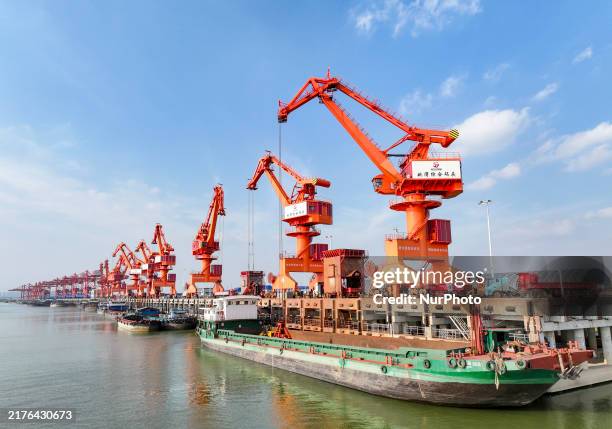 Loading Unloading Crane 15,969 Crane Unloading Stock Photos, High-Res Pictures, and Images ...