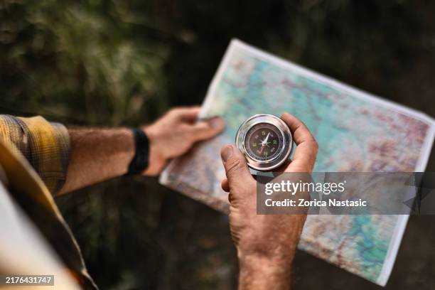 von der natur geleitet - kompass stock-fotos und bilder