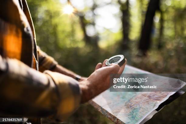 karte und kompass - kompass stock-fotos und bilder