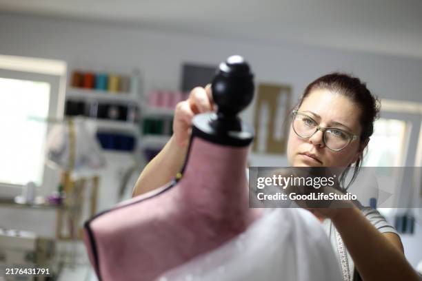 schneider bei der arbeit an einem brautkleid - schneiderpuppe stock-fotos und bilder