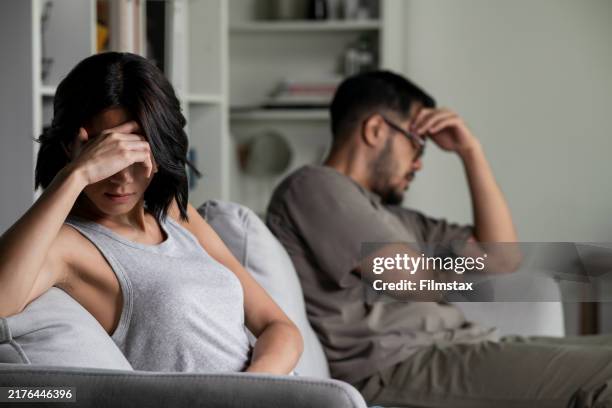 jeune couple marié asiatique après une dispute, couple en colère s’ignorant, problèmes relationnels. - divorce photos et images de collection