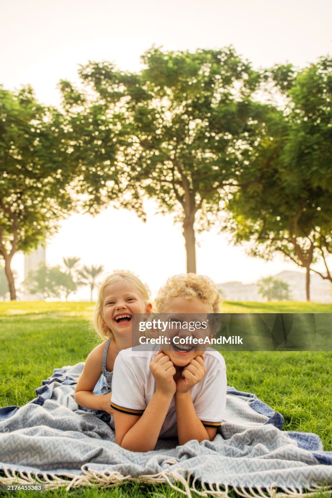 A Carefree Afternoon of Laughter: The Joy of Sibling Bonds Under the Gentle Sunlight