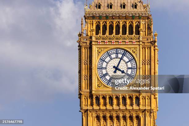big ben clock face close-up on a sunny day, london, england, uk - klokkentoren-met-wijzerplaat stockfoto's en -beelden