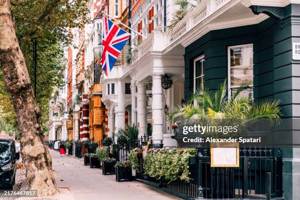street with elegant historic buildings in south kensington district, london, england, uk - british upper class stock pictures, royalty-free photos & images