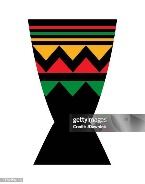 glückliche kwanzaa afrikanische trommel oder djembe symbol auf weißem hintergrund - trommel stock-grafiken, -clipart, -cartoons und -symbole